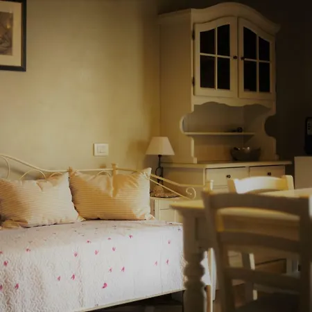 Dimora Delle Donnole Alta Bed and Breakfast 4*